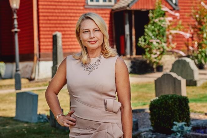 Helena Bergström on pääosassa ruotsalaisessa televisiosarjassa Häät, hautajaiset ja ristiäiset. KUVA: C More