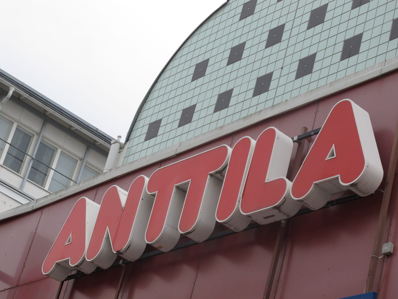 Oulussa konkurssi koskettaa Anttila-myymälää Isollakadulla ja Kodin1-myymälää Sisustajantorilla. Myymälät ovat viime vuosina työllistäneet yhteensä noin 80 henkilöä.