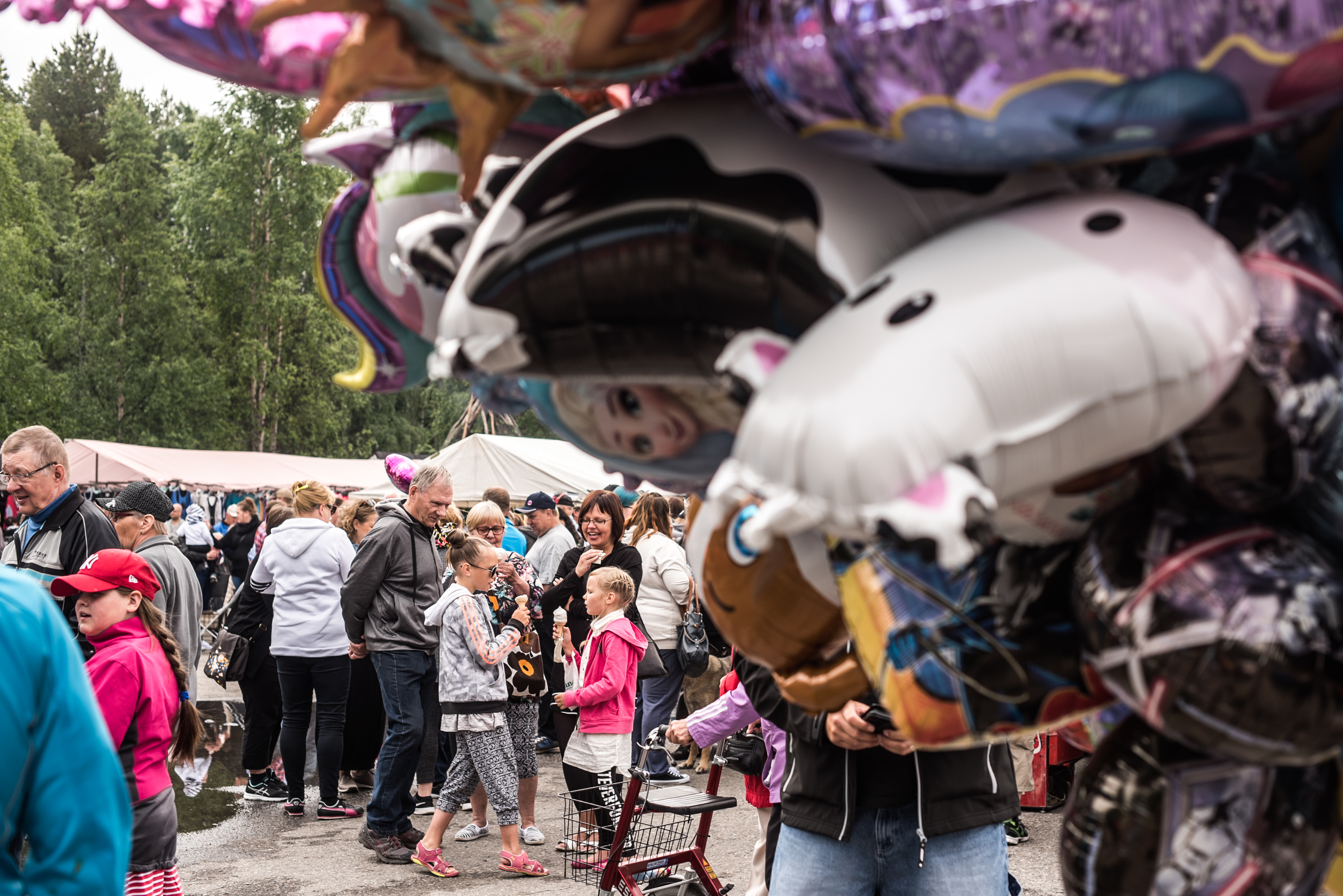Muikkumarkkinoilla riitti väkeä torin täydeltä.