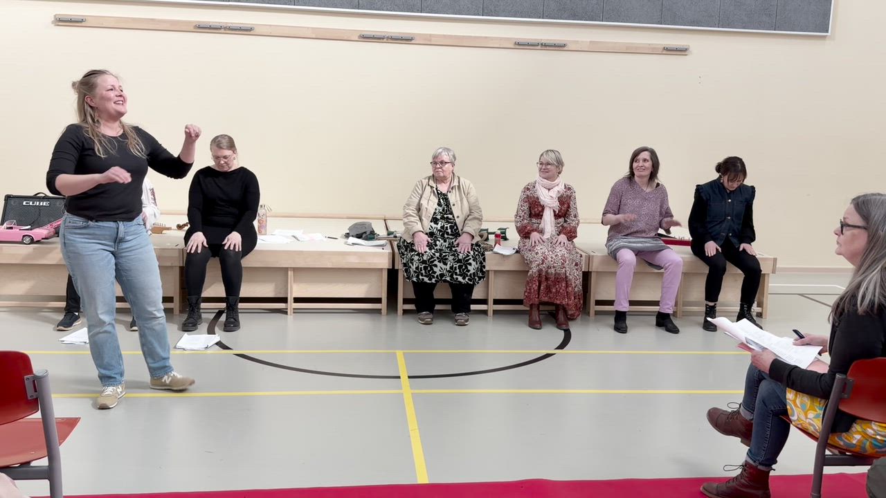 Makupaloja Ovet Siikalatvalle - avajaistilaisuudessa esitetystä ohjelmasta. Yleisö pääsi muun muassa seuraamaan Pulkkilan Seuran valmisteleman runonlauluesityksen harjoituksia.