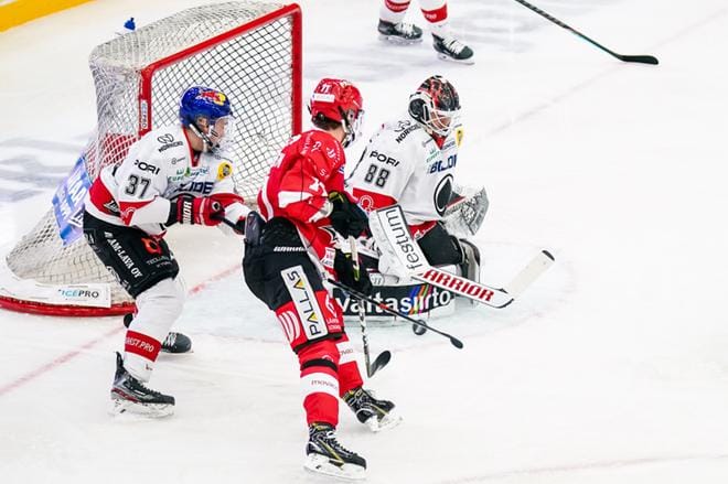 Michael Keränen sai yhden kiekon Sami Aittokallion taakse. KUVA: SAMPPA TOIVONEN