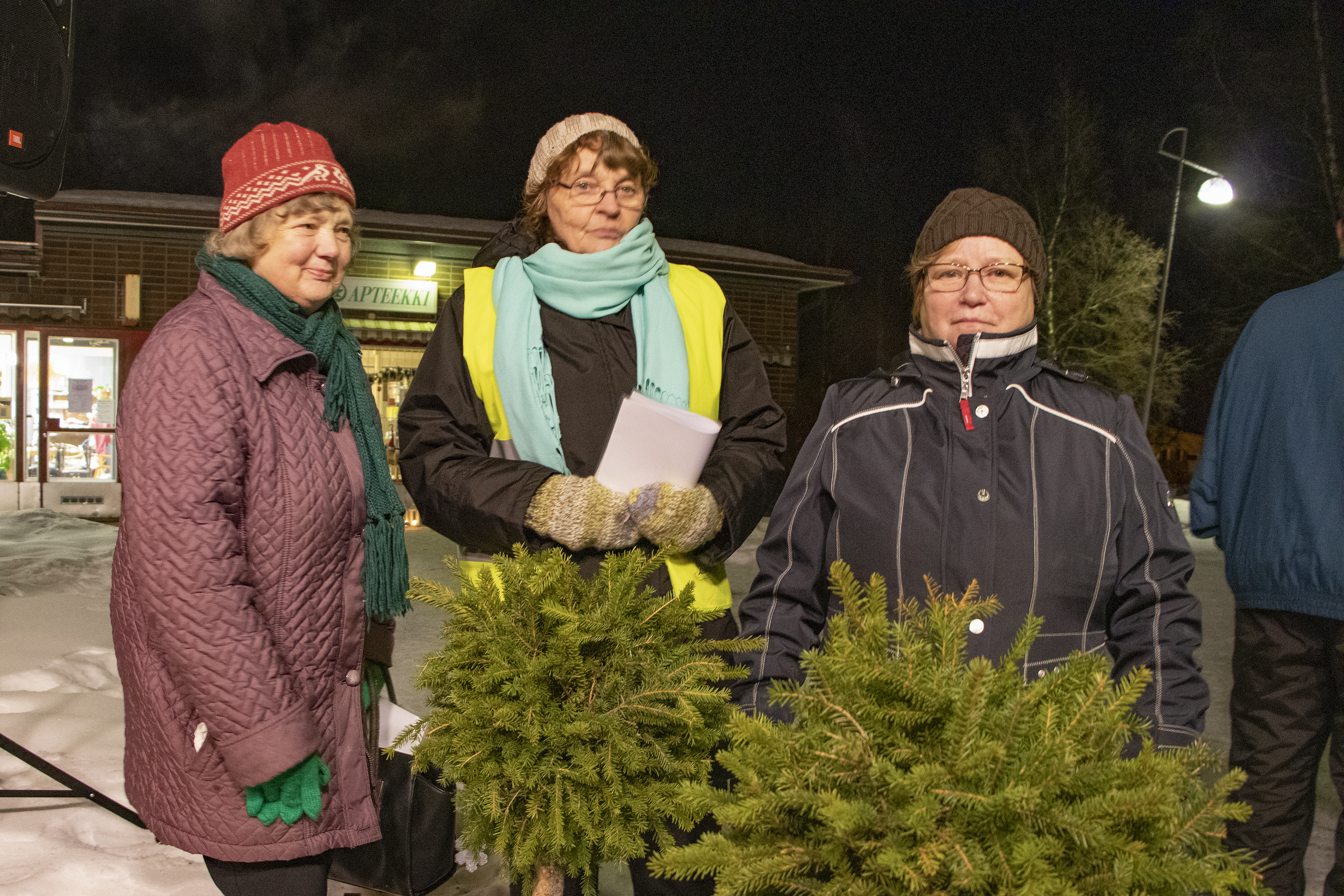 Vuoden Piipposeksi ei valittu vain yhtä henkilöä, vaan ryhmä pyyteetöntä vapaaehtoistyötä tekeviä naisia. Laina Kallio, Liisa Savolainen, Liisa Piippo sekä kuvasta puuttuva Maija Ikola ovat pitäneet jo vuosia hyvän mielen kerhoa Iltavirkkujen tiloissa.