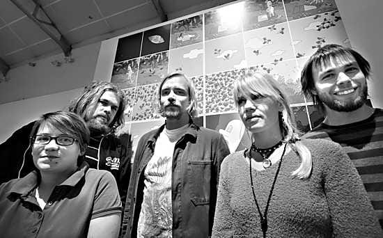 Amanda Vähämäki, Petteri Tikkanen, Tommi Musturi (Musturin töitä taustalla), Kati Kovács, Ville Ranta.