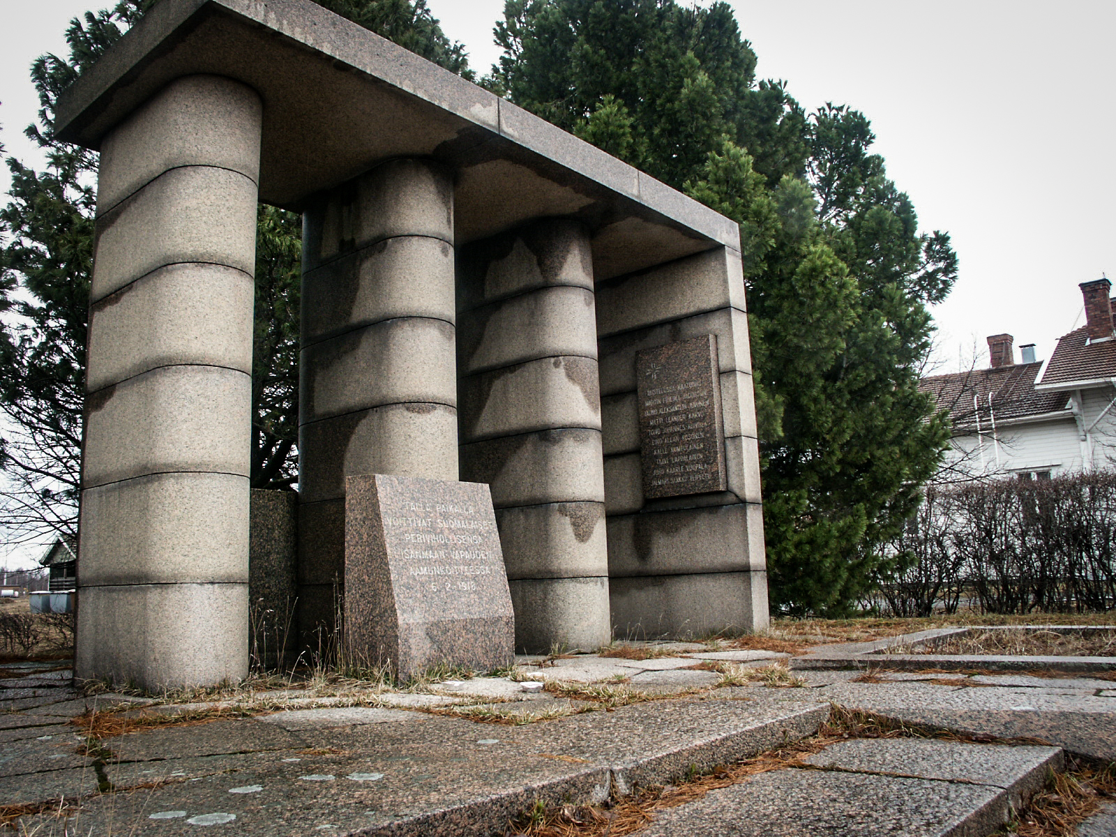 "Perivihollinen"-sana herätti valvontakomission huomion – Tornion muistomerkin teksti kaivettiin maahan