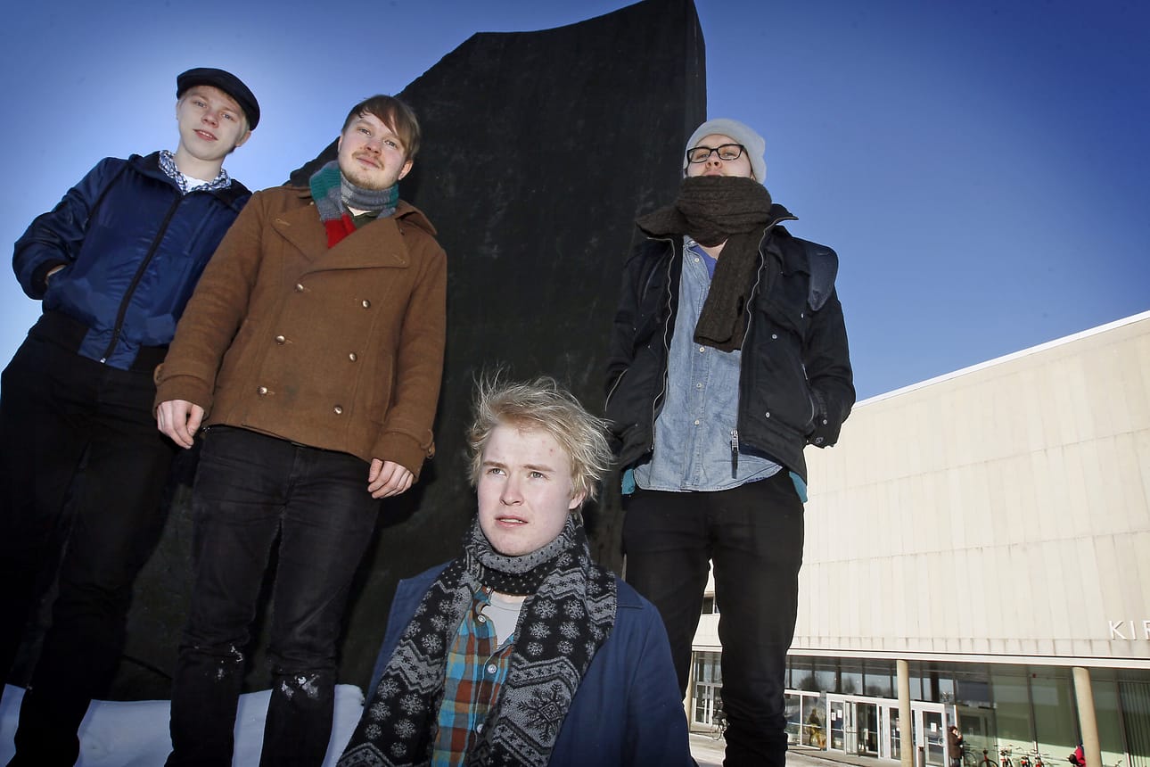 Satellite Stories -yhtyeeseen kuuluvat basisti Jyri Pesonen (vas.), kitaristi Marko heikkinen, laulaja Esa Mankinen (edessä) sekä rumpali Olli-Pekka Ervasti (oik.)