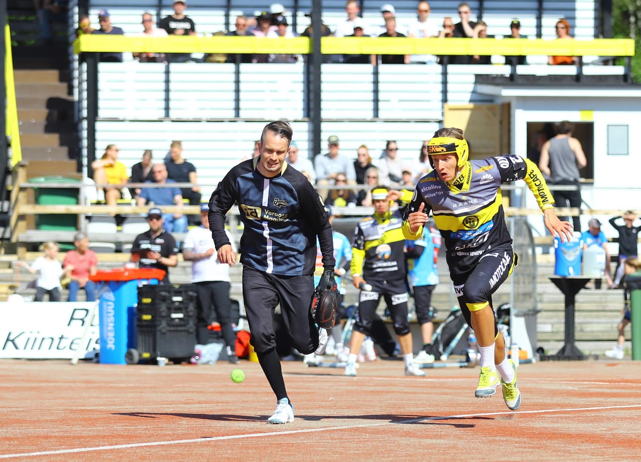 Antti Karjaluodolle numero kaksi on sopinut varsin hyvin. Toiselle jaksolle hänet tosin vaihdettiin numeroksi viisi. Tässä Karjaluoto juoksee kilpaa Ville Väliahon kanssa.