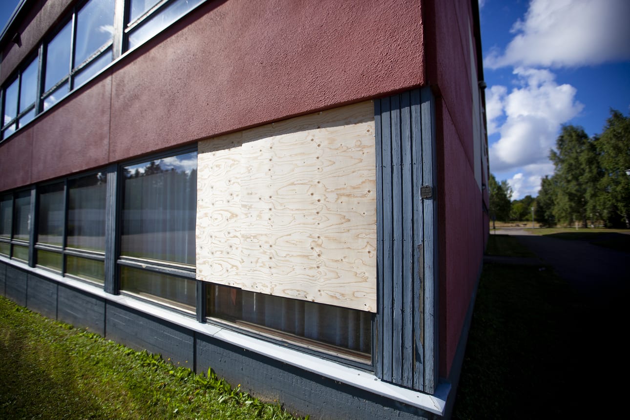 Saloisten koululla on hajotettu muun muassa ikkunoita.
