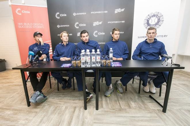 Pöydän takana on suomalaisen miestenniksen tulevaisuus, nykyisyys ja menneisyys: Henri Kontinen (vasemmalla) on tällä hetkellä Suomen ainoa maailmanluokan tennishuippu, Emil Ruusuvuori, Patrik Niklas-Salminen ja Otto Virtanen ovat tulevaisuuden toivot. Jarkko Nieminen löi jo päättyneellä urallaan tauluun lyömättömältä tuntuvat saavutukset: hän oli kaksinpelin maailmanlistalla sadan parhaan joukossa neljätoista vuotta peräkkäin. KUVA: Kimmo Penttinen