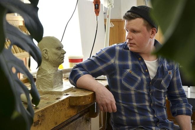 Jurvassa asuva Kaj Lindgård on yksi niistä taiteilijoista, jotka miettivät, millainen Juha Miedon -veistos voisi olla. KUVA: JURVAN SANOMIEN ARKISTO/HANNELE YLI-VIITALA