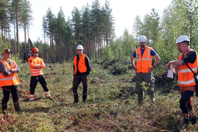 Metsänhoitaja Tatu Viitasaari selosti yleisölle kenttäkokeen kulun.