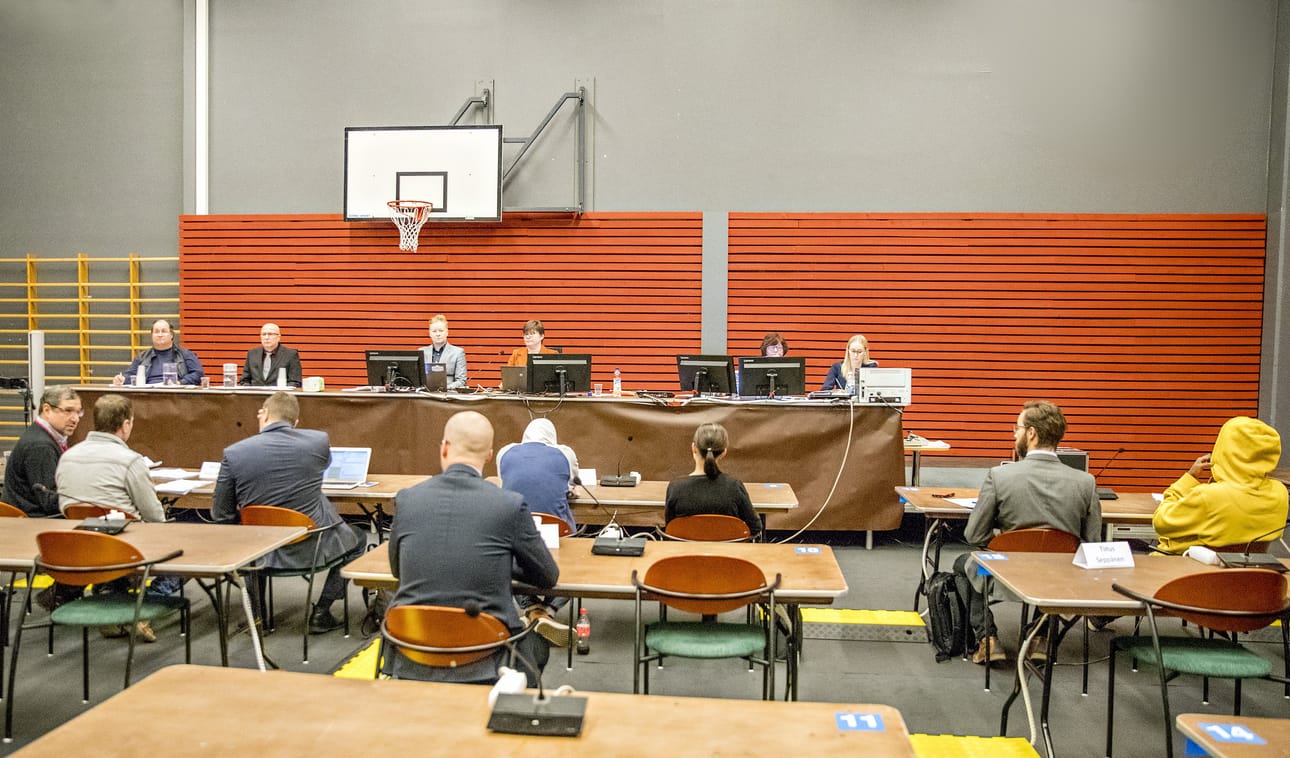 Huumeoikeudenkäynti käydään poikkeuksellisesti Oulun vankilan liikuntasalissa. Kuva maanantailta, jolloin käsiteltiin kannabikseen kytkeytyviä syytteitä.