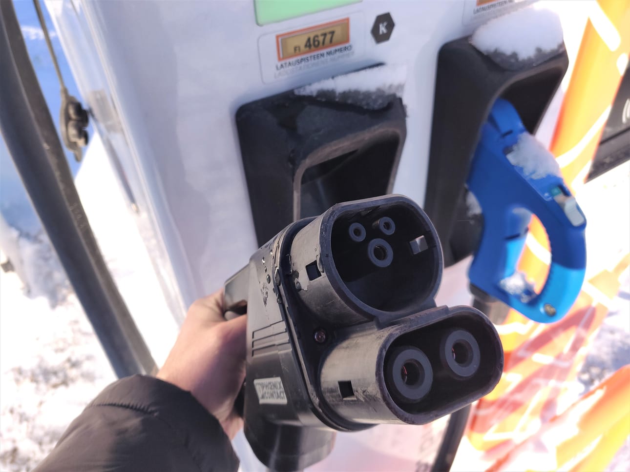 Pikalaturin yleisin liitintyyppi on CCS eli Combo. Taustalla näkyy CHAdeMO-liitin pidikkeessään. Perustason 50 kW:n pikalaturista saa sähköautoon jo satoja ajokilometriä tunnissa.