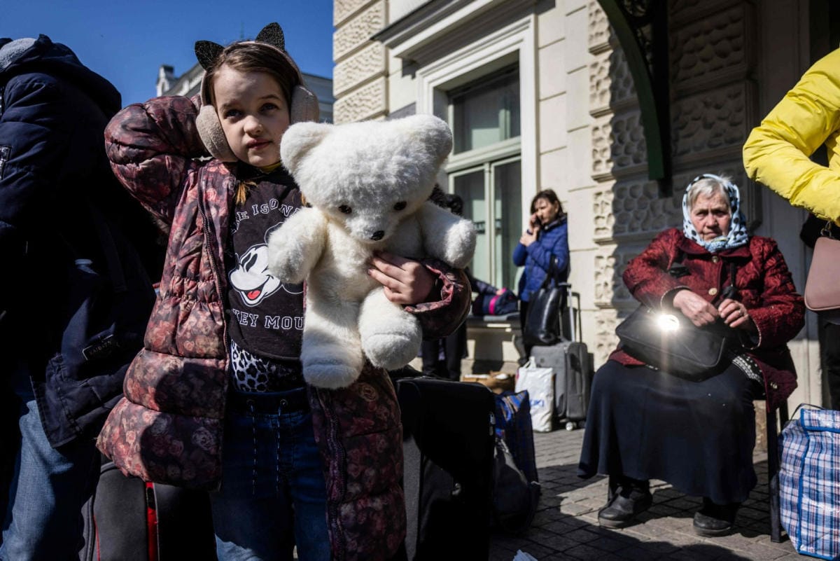 Arvioiden mukaan jälkeen lähes neljännes Ukrainan väestöstä on jo paennut Venäjän hyökkäystä joko Ukrainan sisällä tai muihin maihin. LEHTIKUVA/AFP