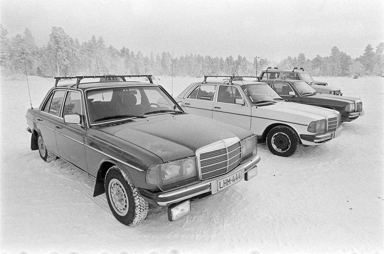 Lehtimiesten käyttämät taksit odottelivat etsintöjen aikana Inarijärven jäällä.