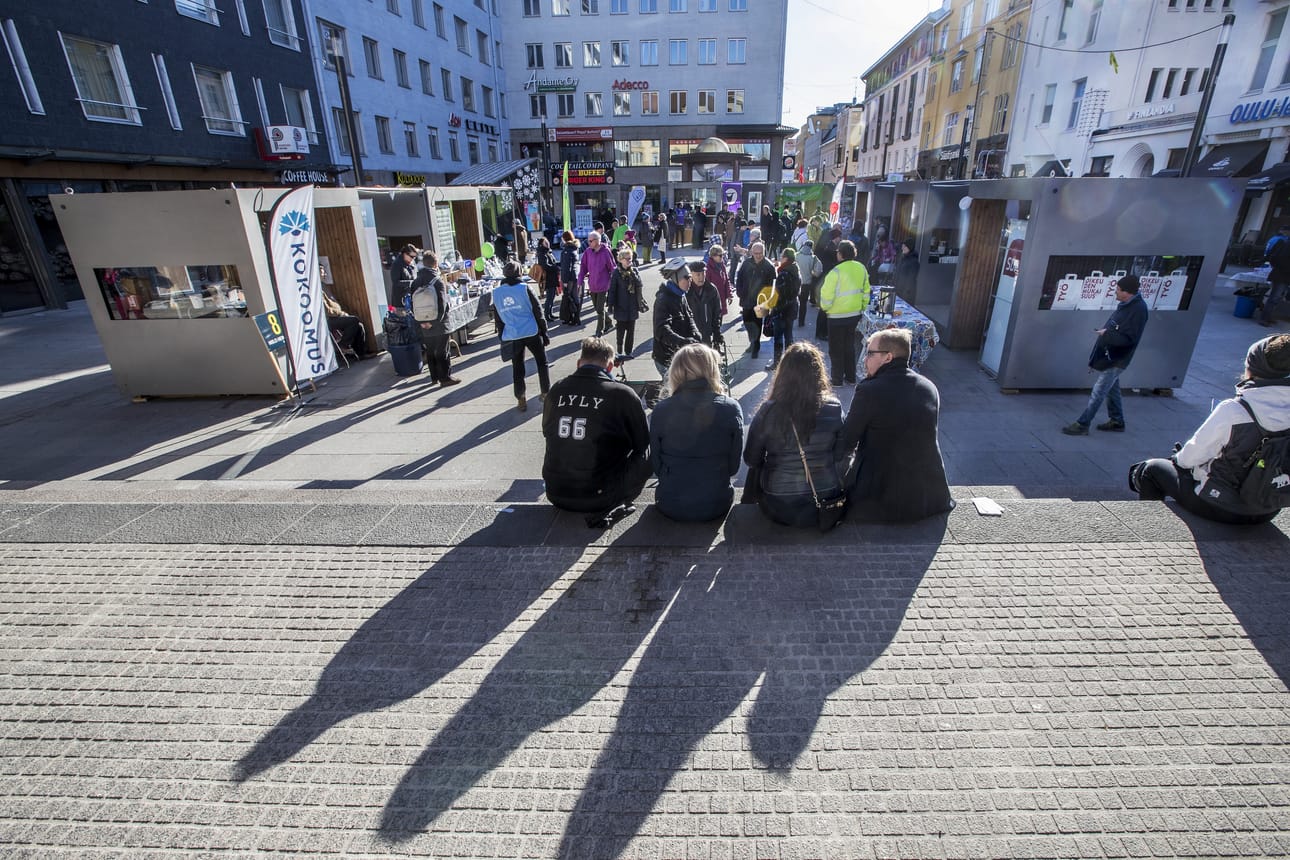Vaalikampanjointi on ollut lauantaina vilkasta koko maassa. Oulussa kampanjointi keskittyy Rotuaarin vaalikojujen luokse. Arkistokuva.