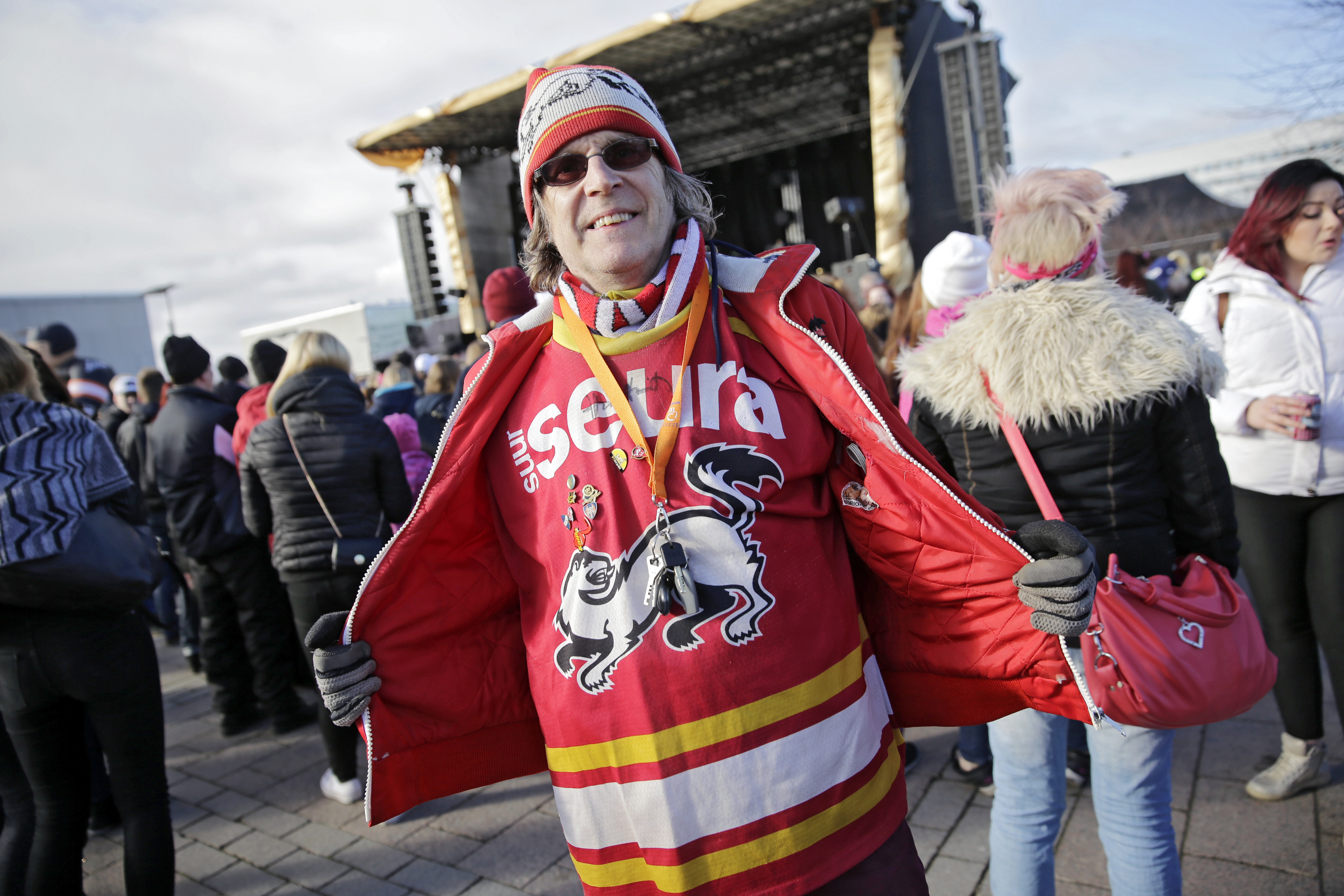 Oulun torilla nähdään punaista Kärppä-lookia suoraan 80-luvulta