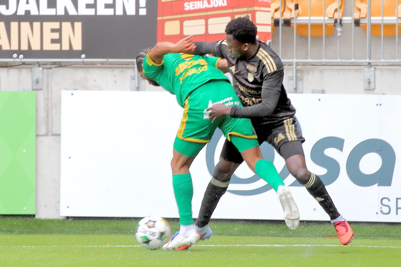 Ilveksen Yiandro Raap ja SJK:n Salim Yussif kävivät tiukkoja kaksinkamppailuja.