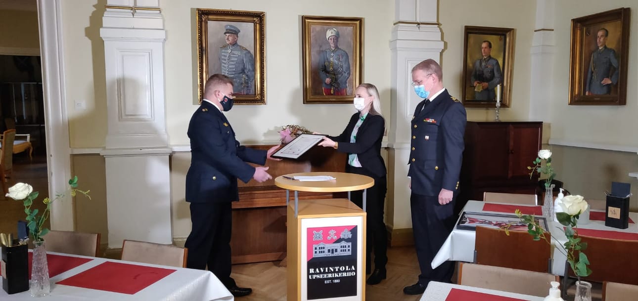 Sisäministeri Maria Ohisalo ojensi palkinnon Vuoden Palomies Mikko Saastamoiselle. Palkitsemisessa oli mukana Etelä-Savon pelastusjohtaja Seppo Lokka.