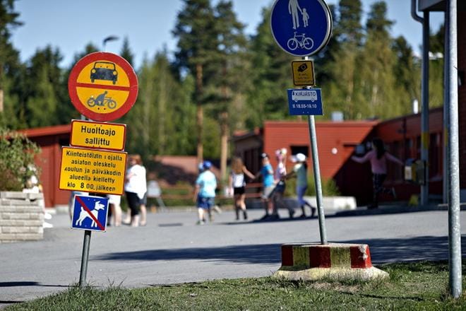 Hyllykallion koulun pihassa on todistettu useita vaaratilanteita, joissa mopon ja oppilaan törmäys on ollut pelottavan lähellä. KUVA: TOMI KOSONEN