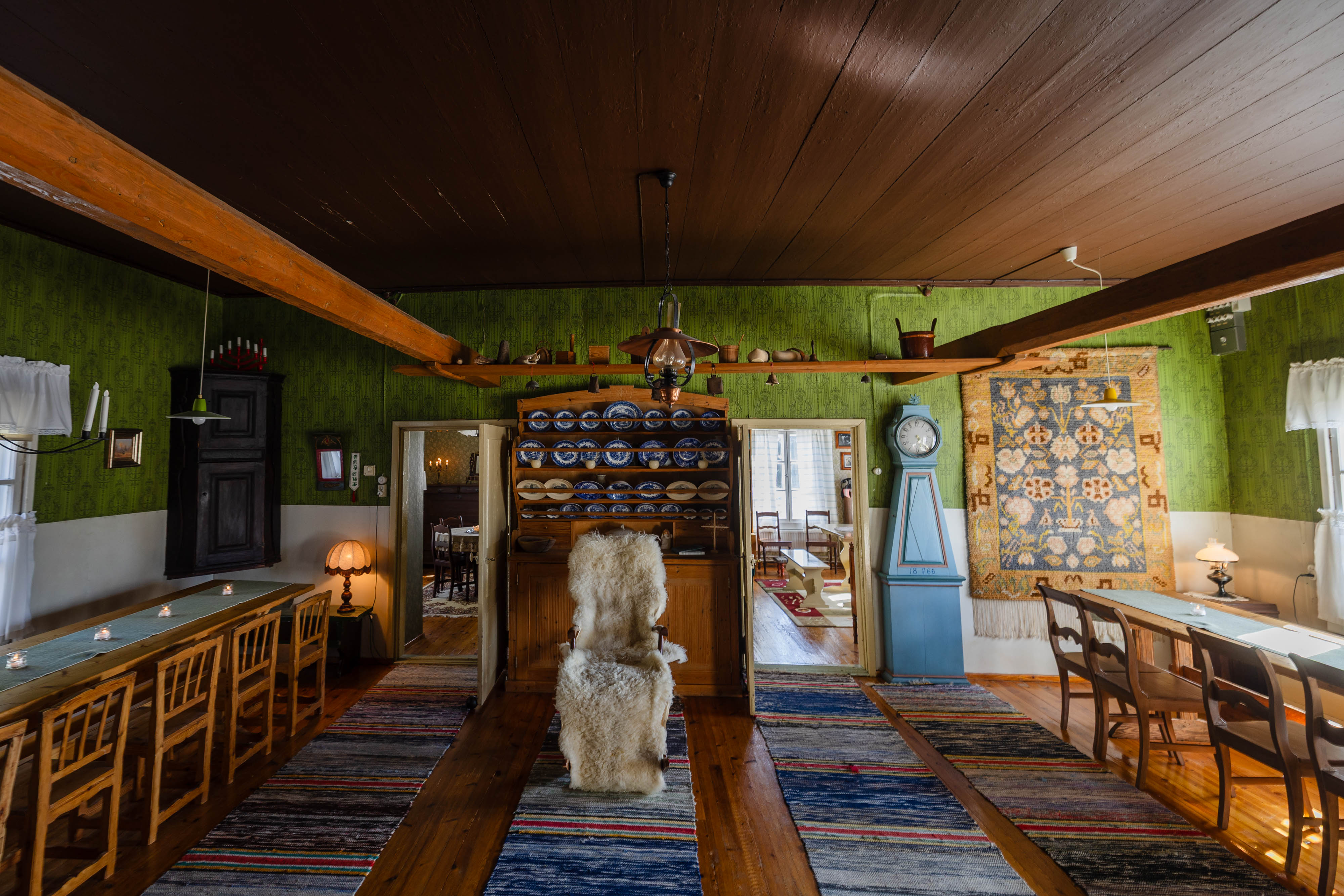 Kurkista sisään harvinaiseen pohjalaistaloon – Kahvilassa touhuaa koko viisihenkinen perhe