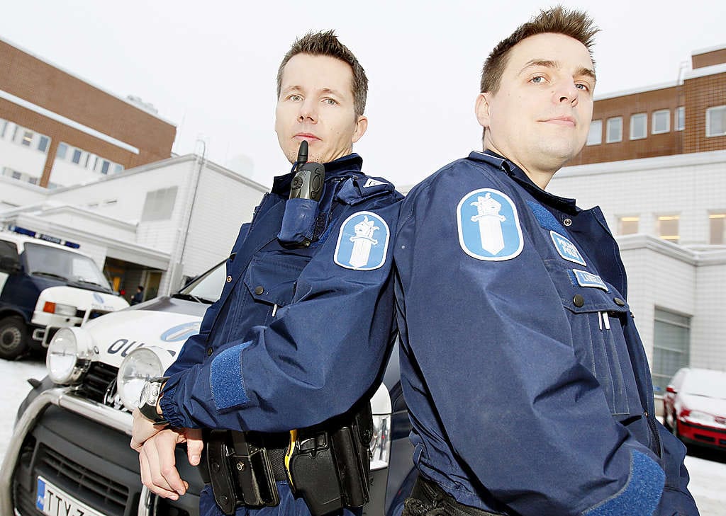 Oulun poliisilaitoksen ylikonstaapeli Tommi Heikkilä (vas.) ja vanhempi konstaapeli Janne Lammela nähdään tänään Nelosen Poliisit-sarjassa.