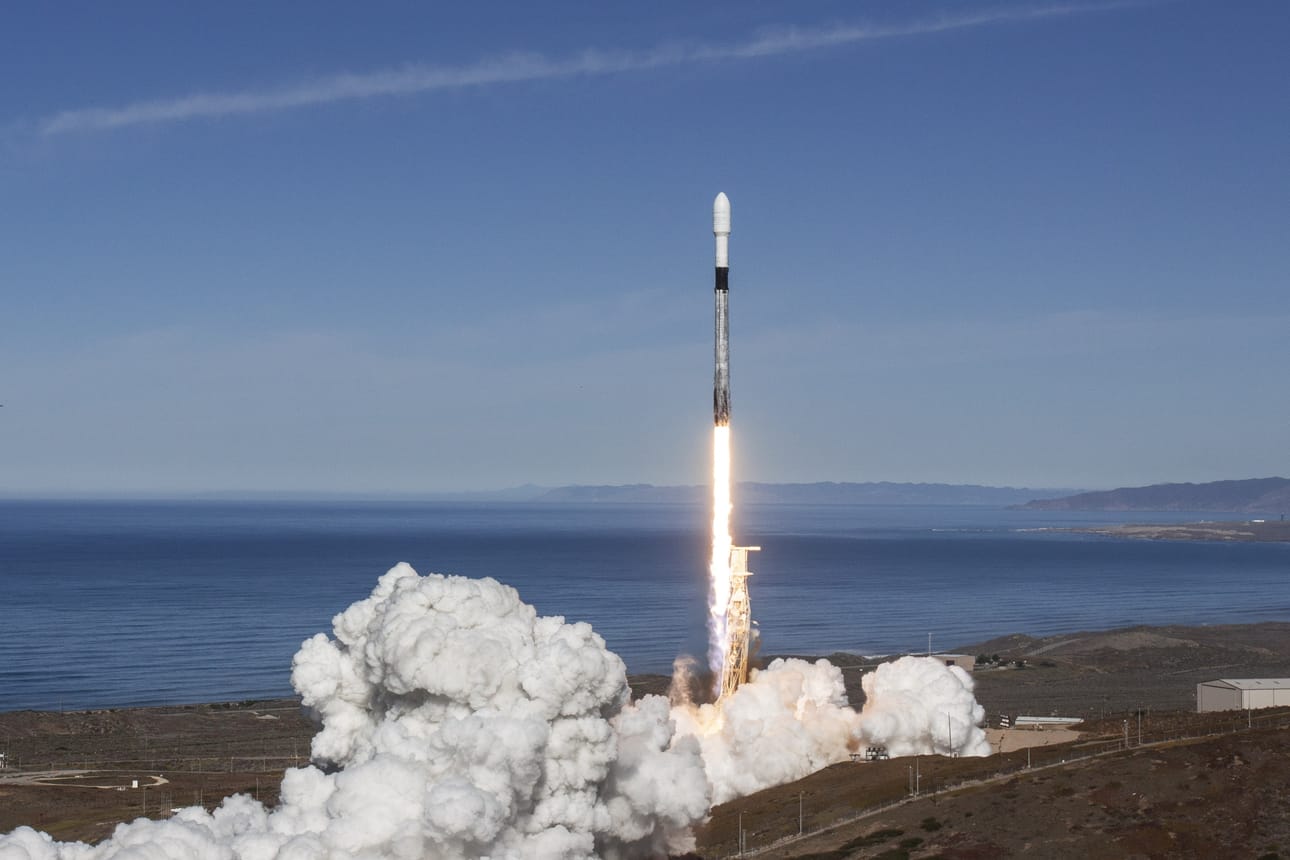 Suomi 100 -satelliitti laukaistiin avaruuteen 3. joulukuuta Kaliforniasta, Vandenbergin lentotukikohdassa olevalta SpaceX -yhtiön laukaisualustalta.