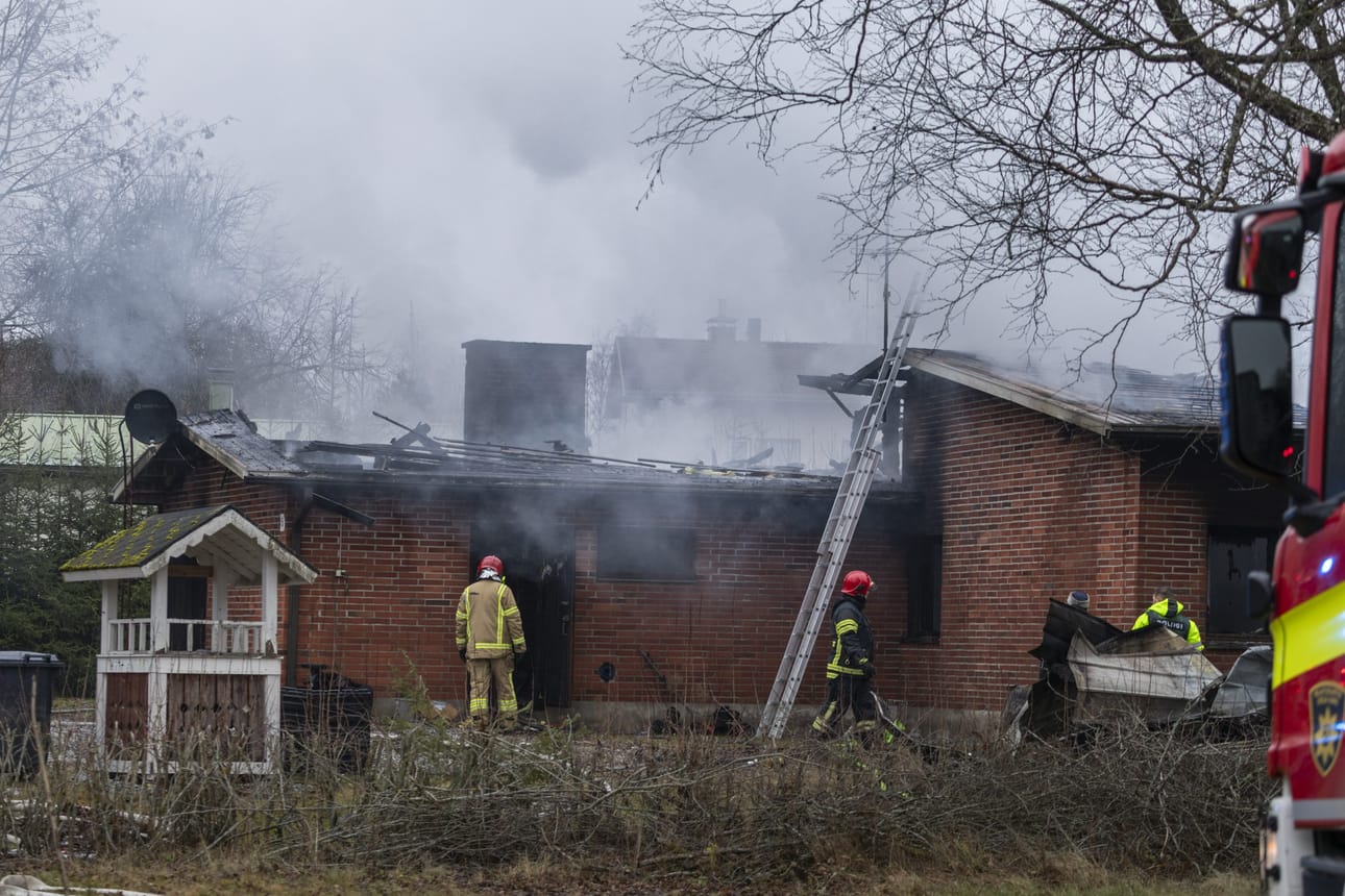 Pelastuslaitoksen palomiehiä omakotitalon tulipalopaikalla Savonlinnassa itsenäisyyspäivänä 6. joulukuuta 2025.