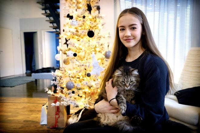 Stella Rajamäen kotona asusteleva Geena-kissa jaksaa olla sylissä vain silloin, kun sitä itseä se huvittaa. KUVA: JOUKO HÄNNINEN