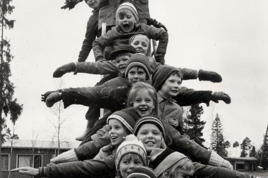 Lasten riemua uudessa liukumäessä keväällä 1972 Hyllykallion Karitien puistossa. ARKISTOKUVA: HYLLYKALLIO-SEURAN ARKISTO