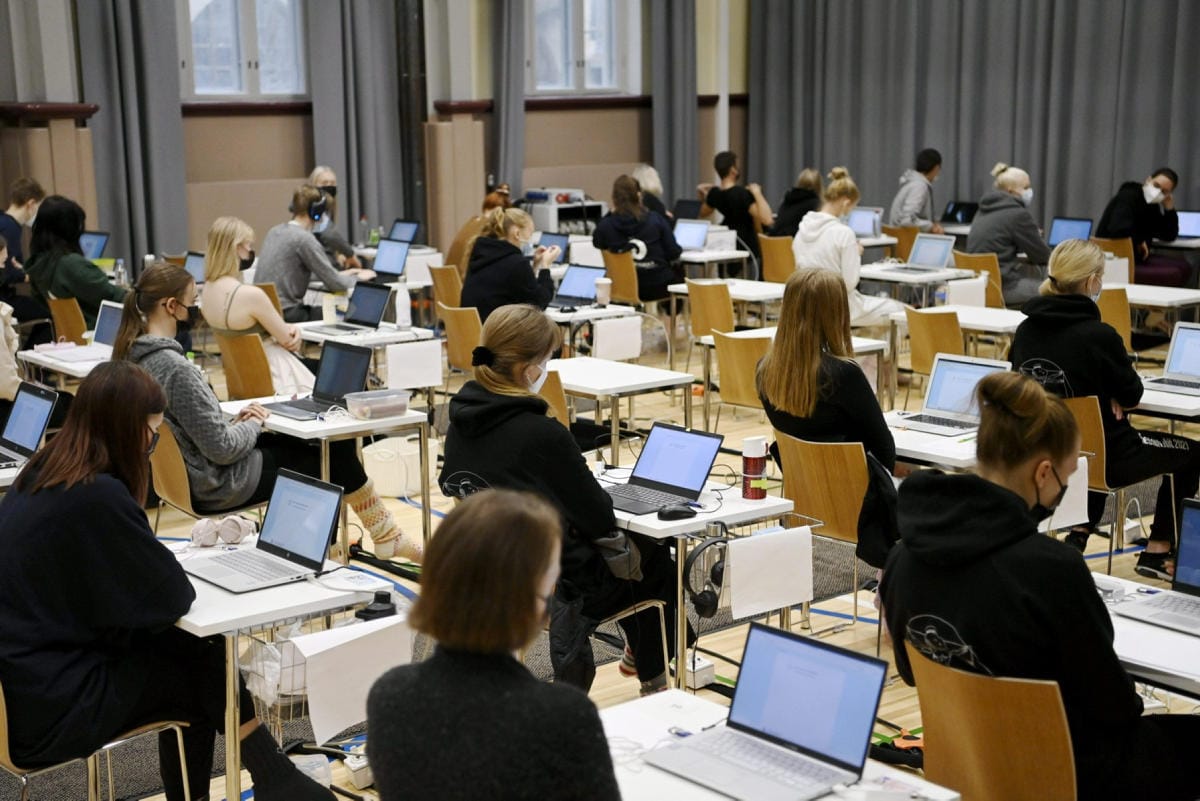 Toisin kuin viime vuoden keväällä ylioppilaskirjoitusten koepäiviä ei ole jaettu poikkeuksellisella tavalla. LEHTIKUVA / ANTTI AIMO-KOIVISTO