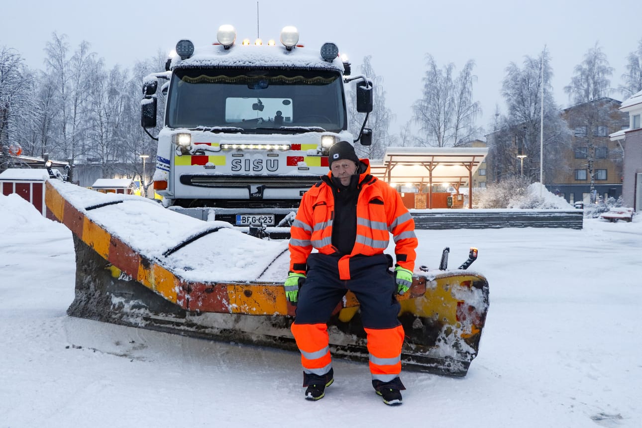 Pudasjärven kuorma-autoilijoiden Sampo Puurunen tuo joulumieltä torille yhdessä Pudasjärven Marttojen kanssa glögi- ja piparitarjoilulla.