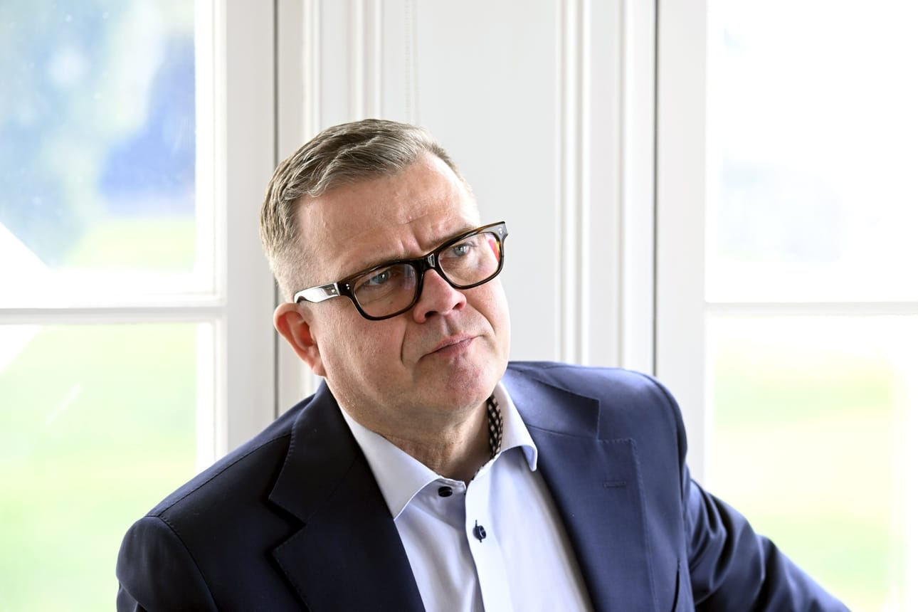Pääministeri Petteri Orpo (kok.) sanoo aikovansa kahvitella kokoomuksesta eronneen OAJ:n puheenjohtajan Katarina Murron kanssa. LEHTIKUVA / MARKKU ULANDER