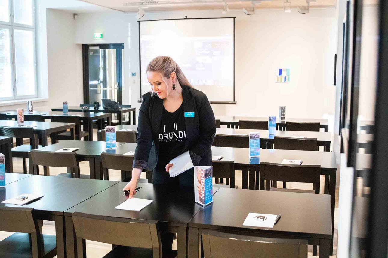 Kulttuuritalo Korundin tilat ovat ainutlaatuiset: Aulan korkea tiiliseinä postiautovarikon ajoilta, modernit tummat kalusteet ja kaunis lasikatto. ”Täällä on hieman sama henki kuin vanhoissa tehdastiloissa, joista on tullut trendikkäitä juhlapaikkoja”, kertoo Korundin kokous- ja myyntiassistentti Johanna Hannuniemi valmistellessaan Korundin ravintolassa alkavaa tilaisuutta.