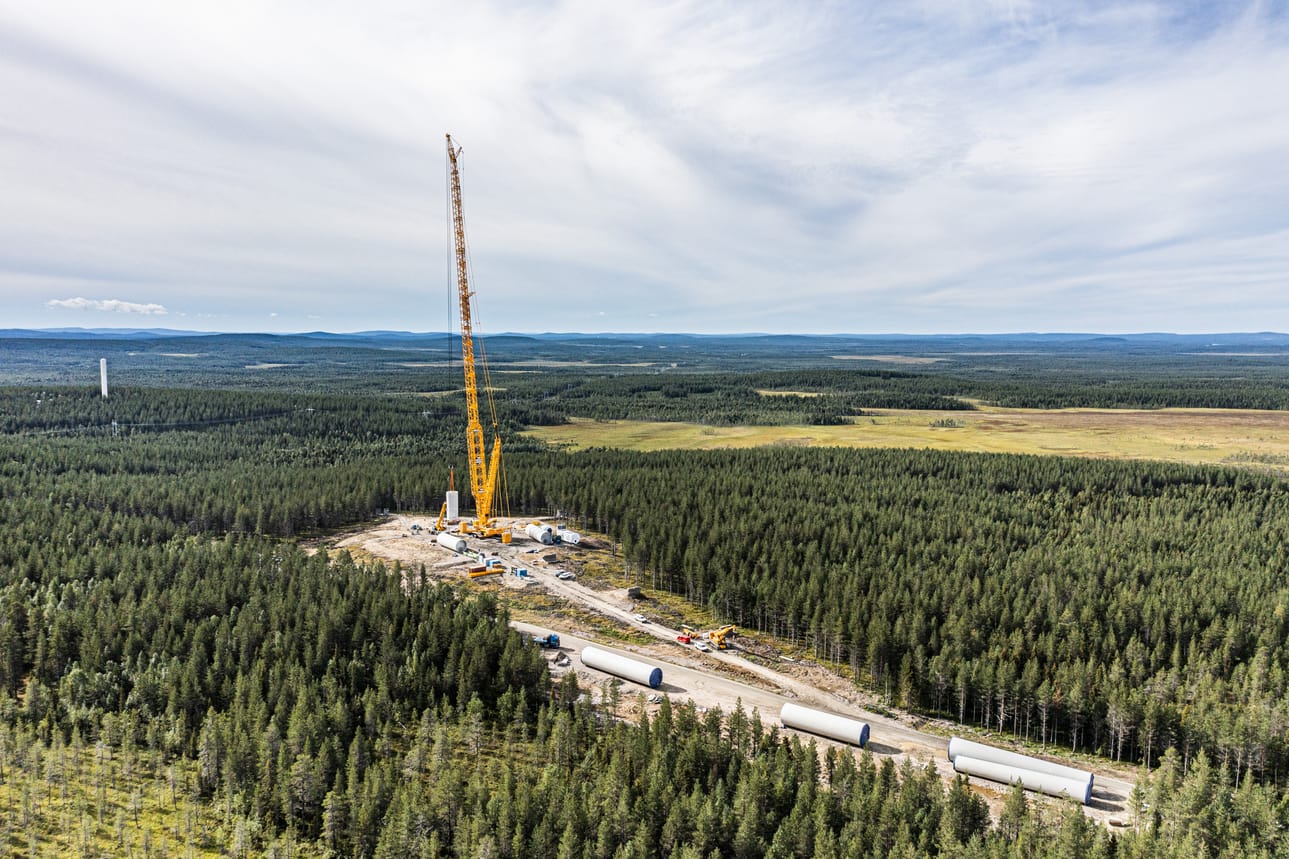 Jos kaikki Yli-Iin seudulle suunnitellut tuulihankkeet toteutuisivat, sinne nousisi satoja voimaloita. Arkistokuva on Nuolivaaran tuulipuiston rakennustöistä Kemijärveltä.