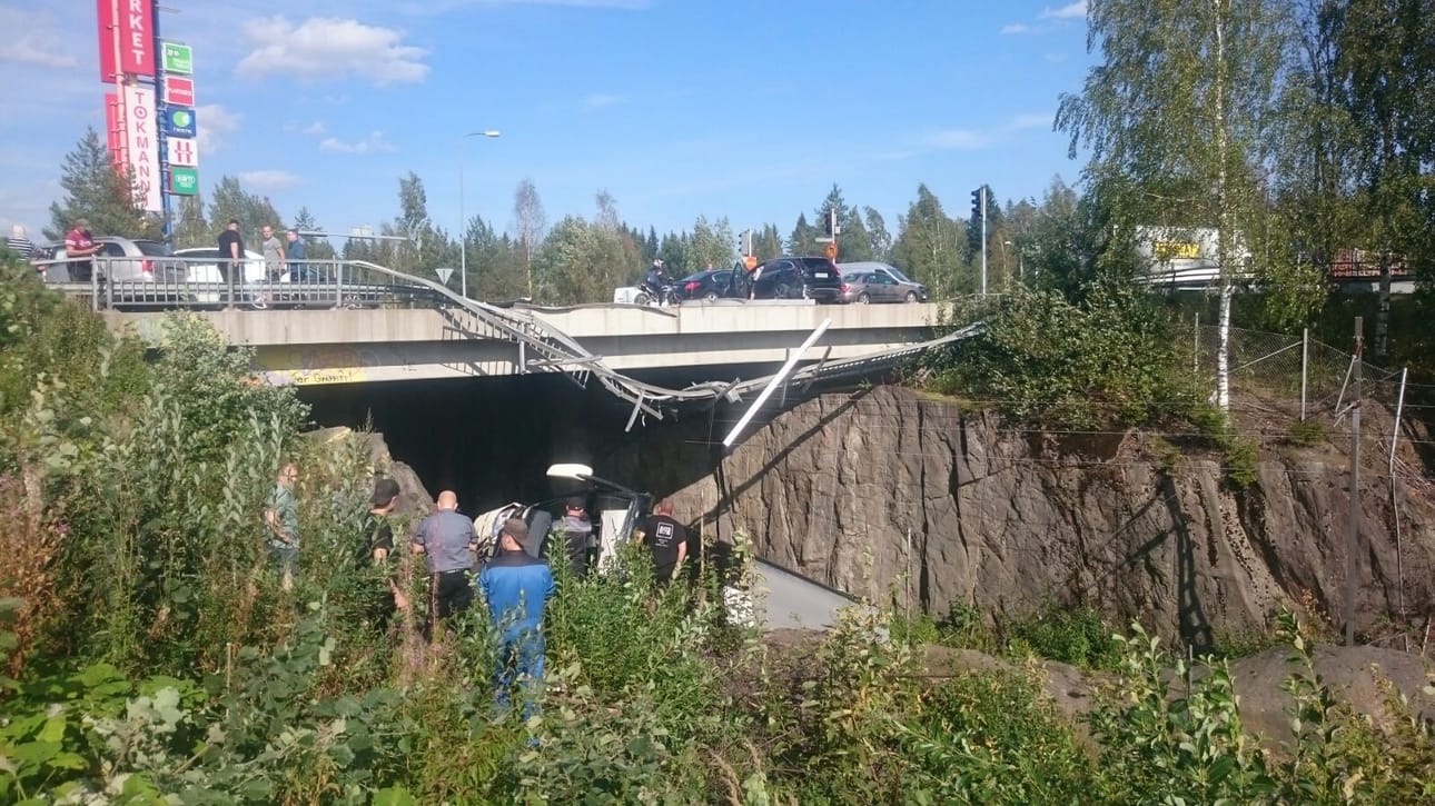Onnettomuudessa oli osallisena bussi ja viisi henkilöautoa.