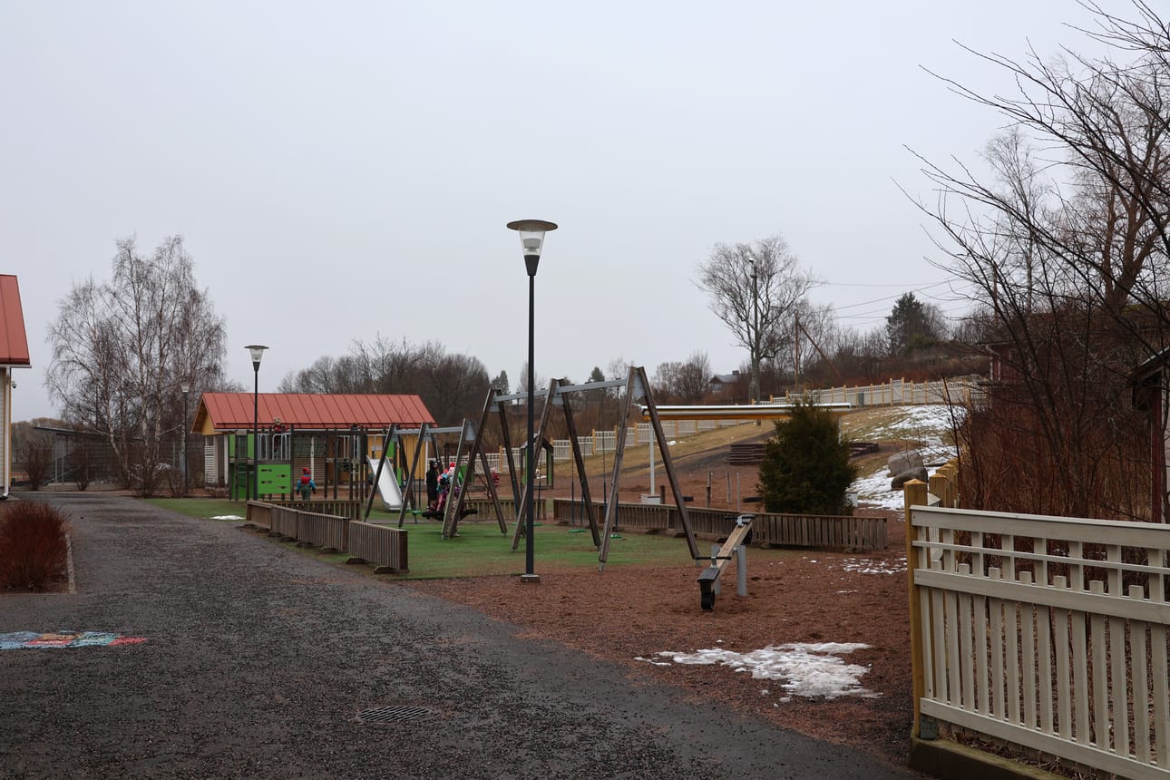 Suunnitelman toteutuessa laajenee päiväkodin toiminta piha-aidan toiselle puolelle rinteelle. Myllybackenin päiväkodin lähellä sijaitsevat sekä ruotsinkielinen että suomenkielinen alakoulu.