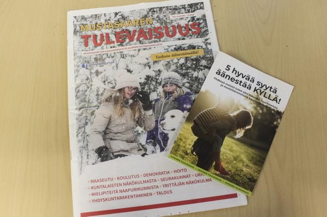 Liitosvastustajat ovat painattaneet Mustasaaren tulevaisuus -lehden, kuntaliitoksen kannattajat taas 5 hyvää syytä äänestää kyllä -lehtisen. KUVA: ANNE LAURILA