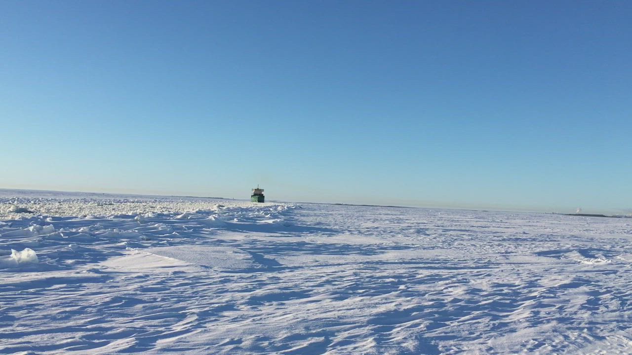 Luotsi auttaa konttilaivaa jäisellä Perämerellä