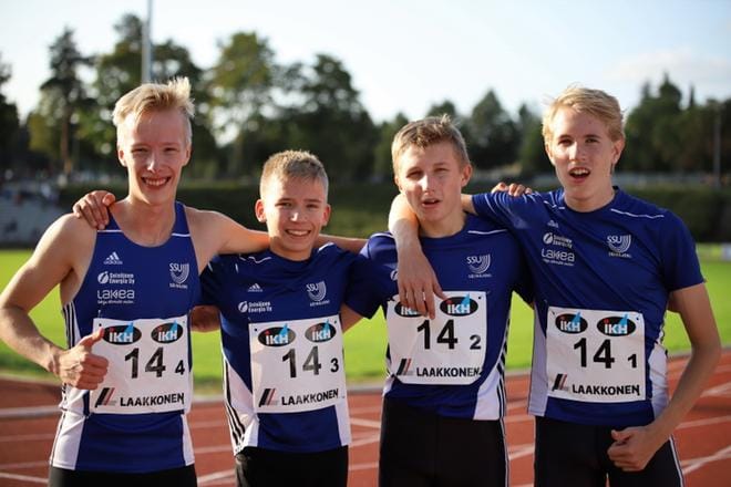 SSU:n Aukusti Jaskari, Atte Kortehisto, Reko Hakomäki ja Juho Seppää pääsivät juhlimaan pronssia 4x800 metrillä.
