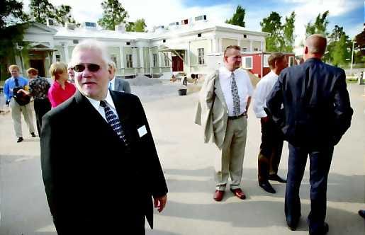 Puukasarmille uusi elämä. Kansainvälisten konferenssivieraiden ohjelmaan kuului vierailu Oulun vanhalla puukasarmilla. Vastaavanlaisia puukasarmeja rakennettiin Suomeen alkujaan kahdeksan ns. tarkka-ampujapataljoonien käyttöön. Kehitysjohtaja Pentti. J. Miettinen (vas.) Puolustusministeriöstä toivoo tyhjille varikkoalueille uutta käyttöä yritysmaailman tarpeista.