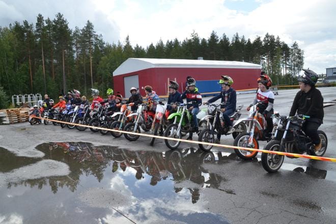 Mopoparkin tulevat käyttäjät esittelivät taitojaan kaupunginvaltuutetuille pari viikkoa sitten. KUVAT: MARKKU TURPELA