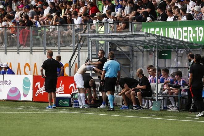 Päät Suomen vaihtopenkillä painuivat ymmärrettävästi jatkohaaveiden karatessa ulottumattomiin. KUVA: JARNO PELLINEN