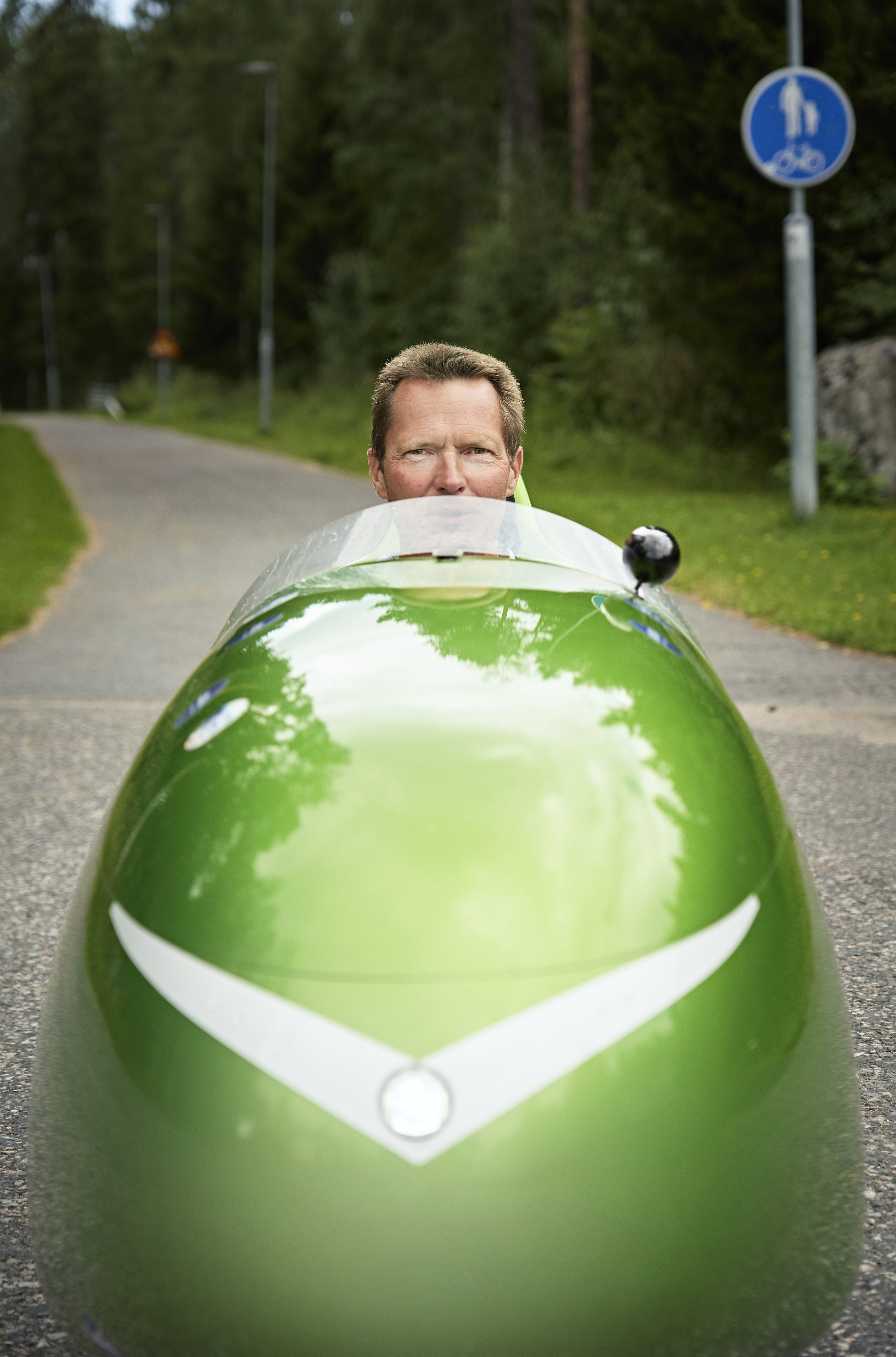 Mika Rintalan ”kakkosauto” kulkee lihasvoimalla. Hollannissa suosittu velomobiili on Suomessa vielä harvinaisuus.