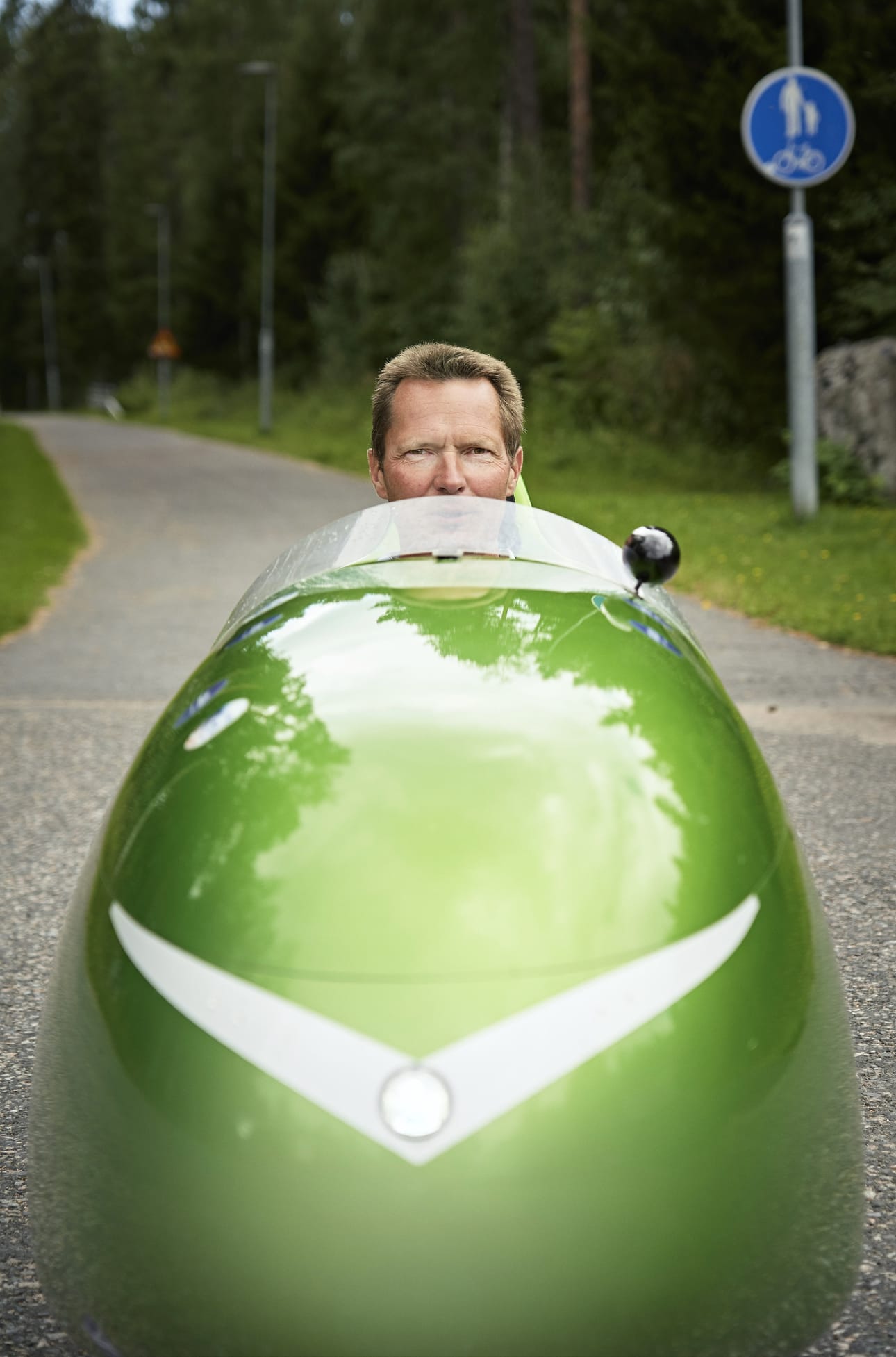 Mika Rintalan ”kakkosauto” kulkee lihasvoimalla. Hollannissa suosittu velomobiili on Suomessa vielä harvinaisuus.