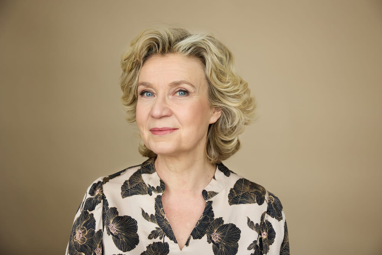 Sirpa Kähkösen romaanin kerronta on hykerryttävän aistillista. Myös vertaukset kuvittavat täyden elämän eläneen, vanhenevan naisen vaivoja ja luopumisen haikeutta.