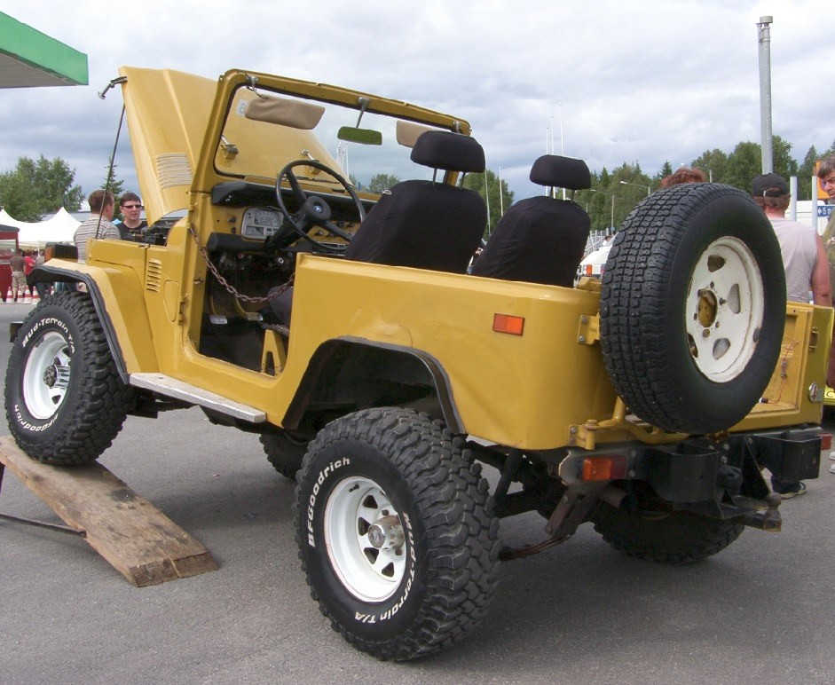 Kesäauto 2017, Toytota BJ-40 Landcruiser vm. 77,

Kesäauto 2017, Ford mustang cobra 1997. Kuva napattu Oulun nallikarissa.

Kesäauto 2017, Ford Custom 500 1967. Kuva otettu Oulun american car showssa, josta tuli palkinto kotiin vietäväksi. Kalifornian auringon polttamaa pintaa ei maalata :)

Kesäauto 2017, Tällä Kuplavolkkarilla vuosimallia 1966 menin vuonna 1968 isäni mukana tehtaalle töihin. 46 vuoden työuran jälkeen oli sama auto allani kun ajoin tehtaalta kotiini tuoreena eläkeläisenä.

Kesäauto 2017, Kärryn merkki omavalmiste ja mallimerkintä puolikas, tekijät/omistajat Jari Putkiranta ja Mika Suomalainen. Kärry kerää huomiota ja ihailioita riittää aina. Kärryllä ei saa kuljettaa henkilöitä vaan se on rekisteröity kappaletavara peräkärrrynä.  Pysäköitynä kärry on mitä mainioin taukotila kesäisten eväiden nauttimiseen.

Kesäauto 2017, Ford Fiesta vm. 1981. Vielä saa kuski odottaa muutamia vuosia.

Kesäauto 2017, Automme on VW Beetle, vuosimalli 2013, automatic. Kuvassa entinen tyttöystäväni ja nöyrä palvelijani Beetle.