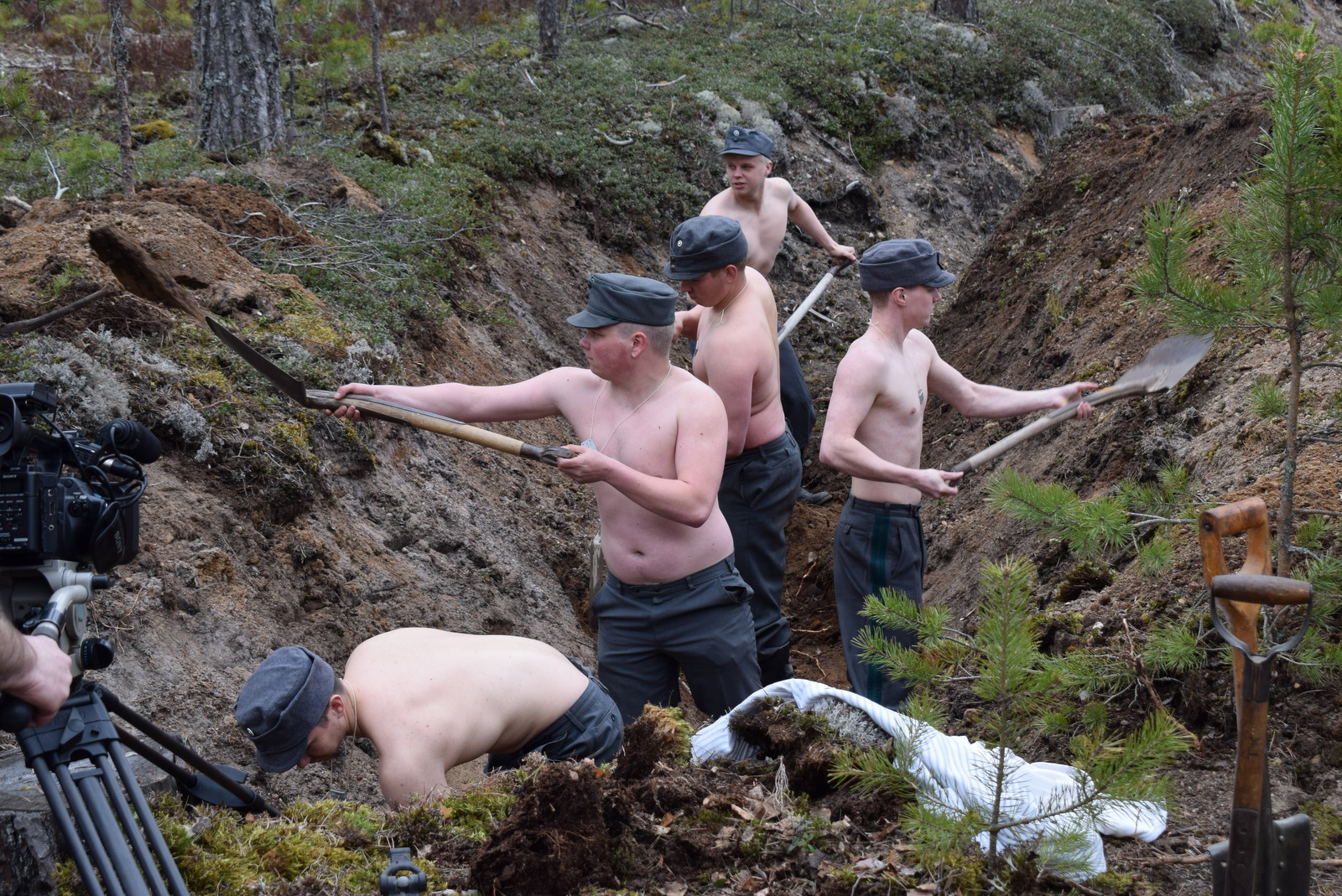 Salpalinja-dokumentin tekoa avusti eri tavoin pitkälti yli sata vapaaehtoista. Taisteluhaudan kaivukuvauksia tehtiin Virolahdella.
