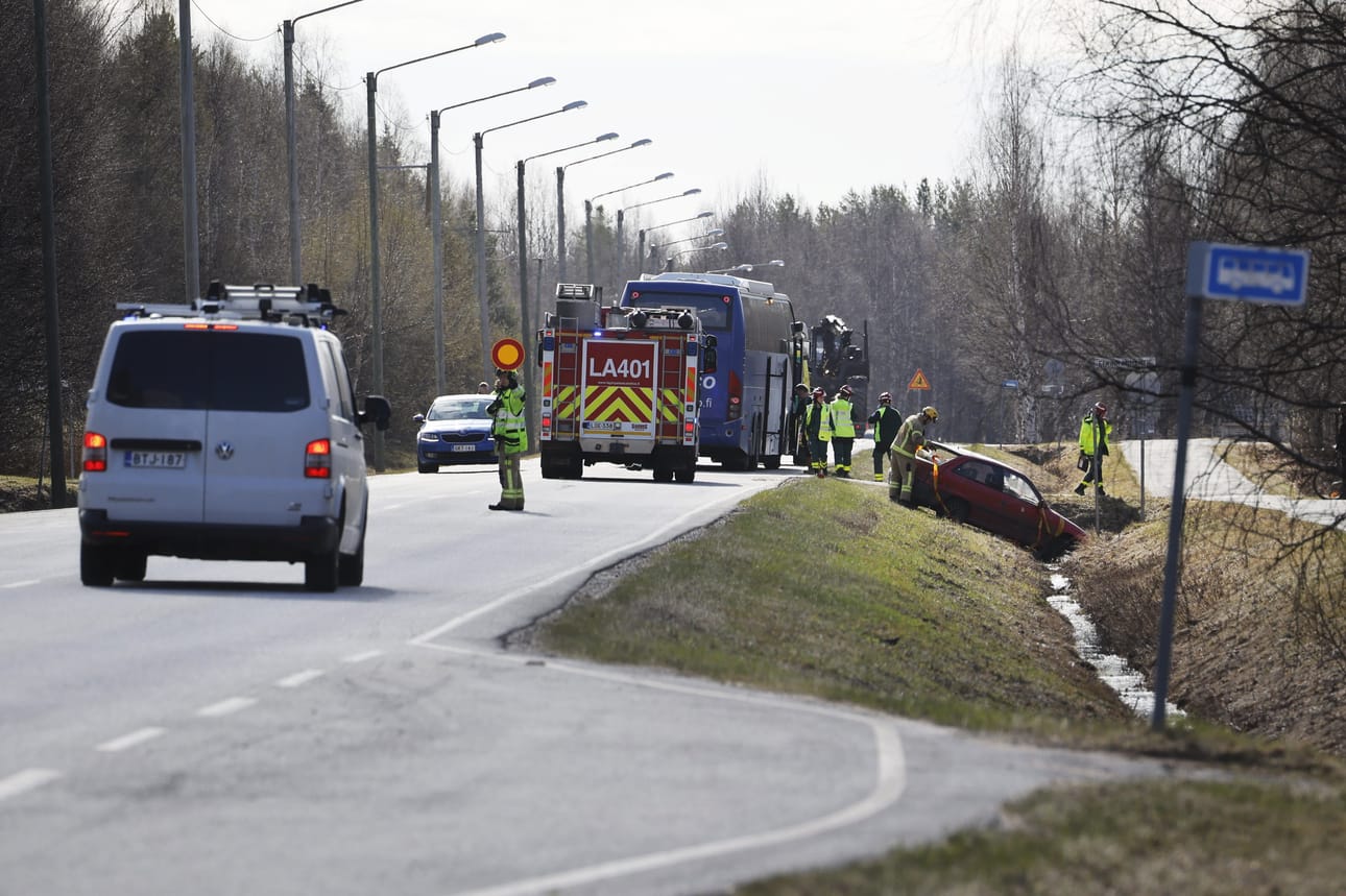 Linja-auto törmäsi henkilöauton perään Rovaniemellä Elkinrannantiellä perjantaina aamupäivästä.