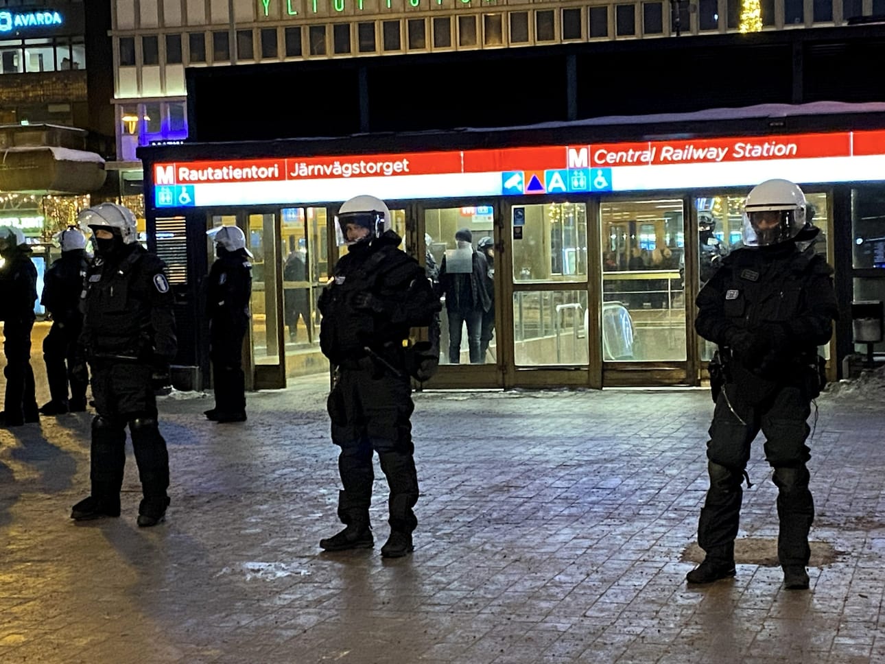 Poliiseja Helsingin Rautatientorin metroaseman sisäänkäynnin edessä Elielinaukiolla itsenäisyyspäivänä. LEHTIKUVA