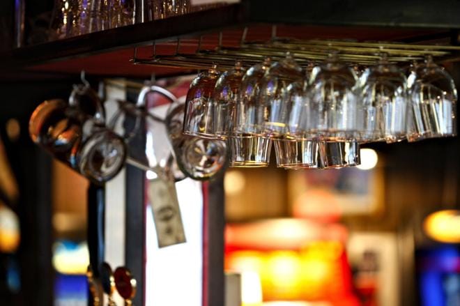 Tarkastuuksen sattuessa, luvanhaltijan on pystyttävä osoittamaan, että anniskelupaikassa olevat alkoholijuomat ovat laillisesti hankittuja.